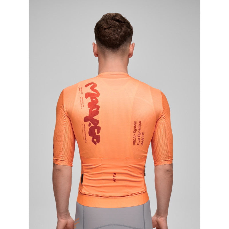 Maillot Corto Maap Strata Pro Air Jersey 3.0 en Sorbet, modelo, vista trasera #Color_Sorbet