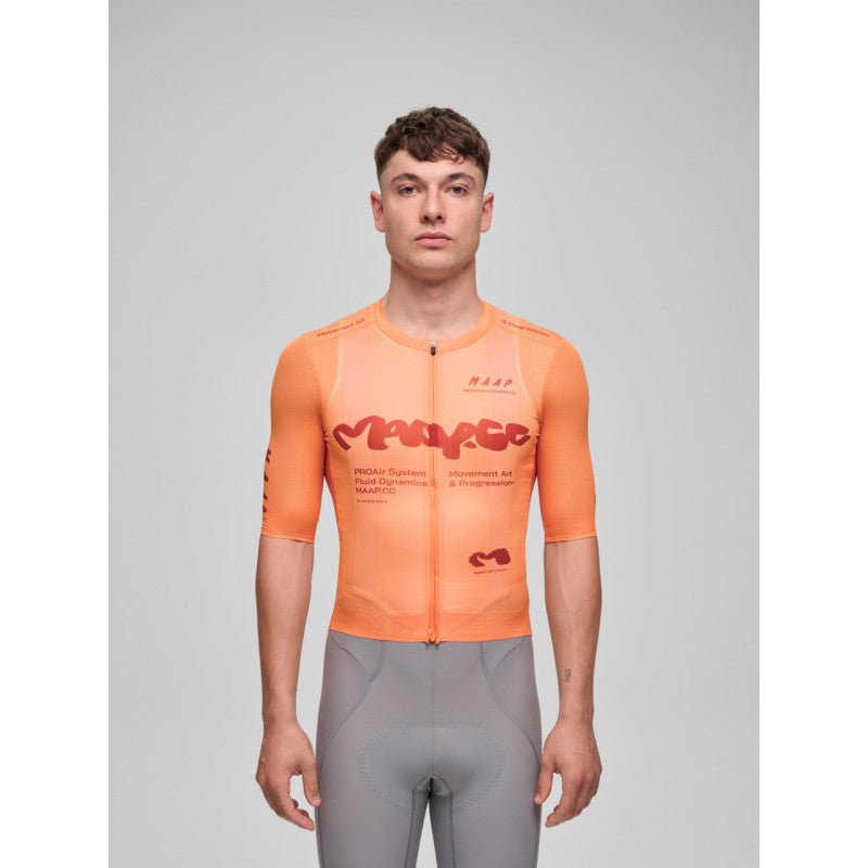 Maillot Corto Maap Strata Pro Air Jersey 3.0 en Sorbet, modelo, vista frontal #Color_Sorbet