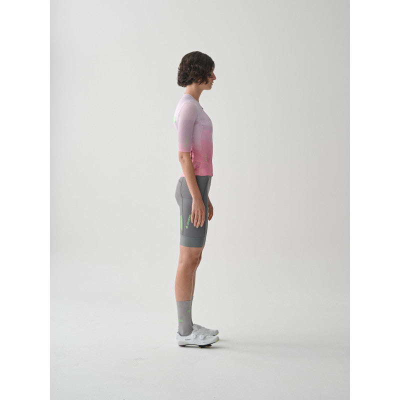 Maillot Corto Mujer Maap Blur Pro Air Jersey 3.0 en Rosa, modelo, vista trasera #Color_Rosa