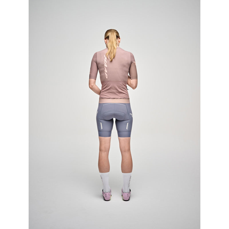 Maillot Corto Mujer Maap Emerge Jersey en Antler, modelo, vista trasera #Color_Antler