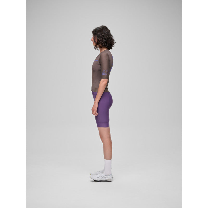 Maillot Corto Mujer Maap Emerge Jersey en Brown Umber, modelo, vista lateral #Color_Brown Umber