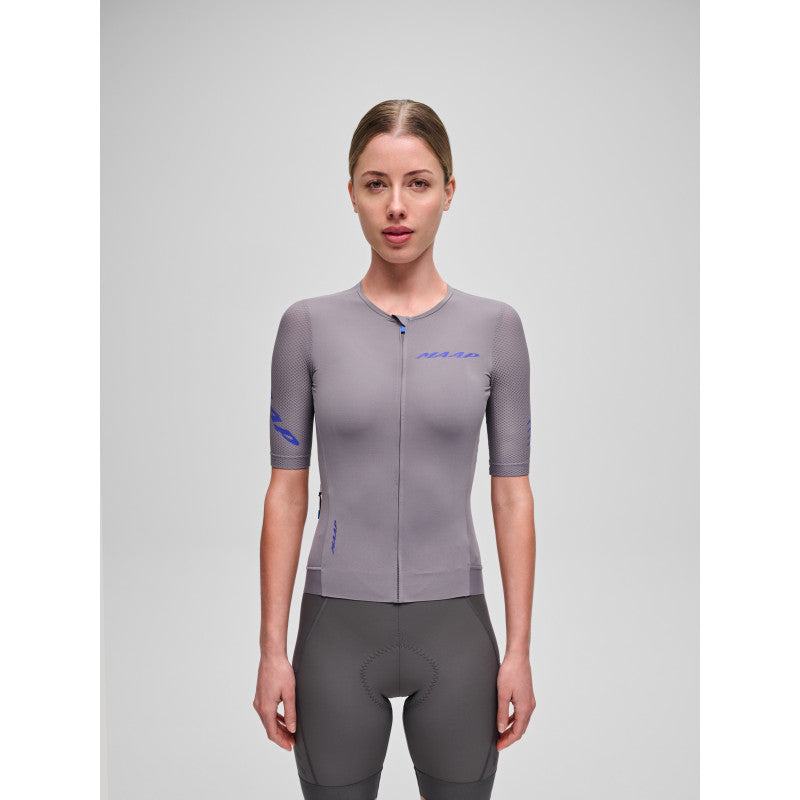 Maillot Corto Mujer Maap Pro Emerge Jersey en Antracita, modelo, vista frontal #Color_Antracita