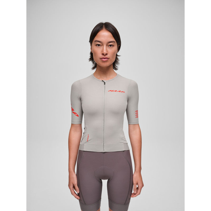 Maillot Corto Mujer Maap Pro Emerge Jersey en Crater, modelo, vista frontal #Color_Crater