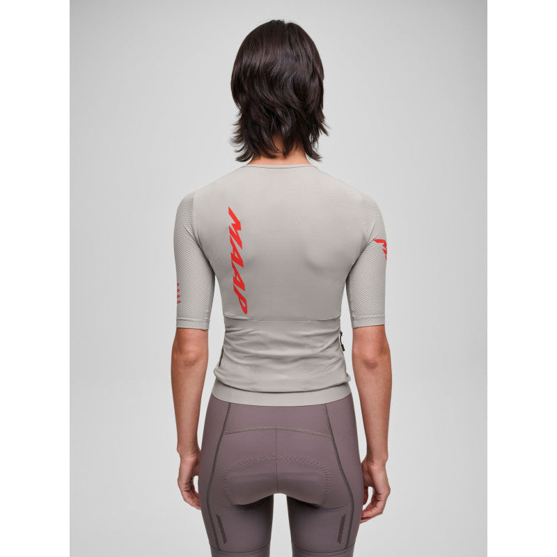 Maillot Corto Mujer Maap Pro Emerge Jersey en Crater, modelo, vista trasera #Color_Crater