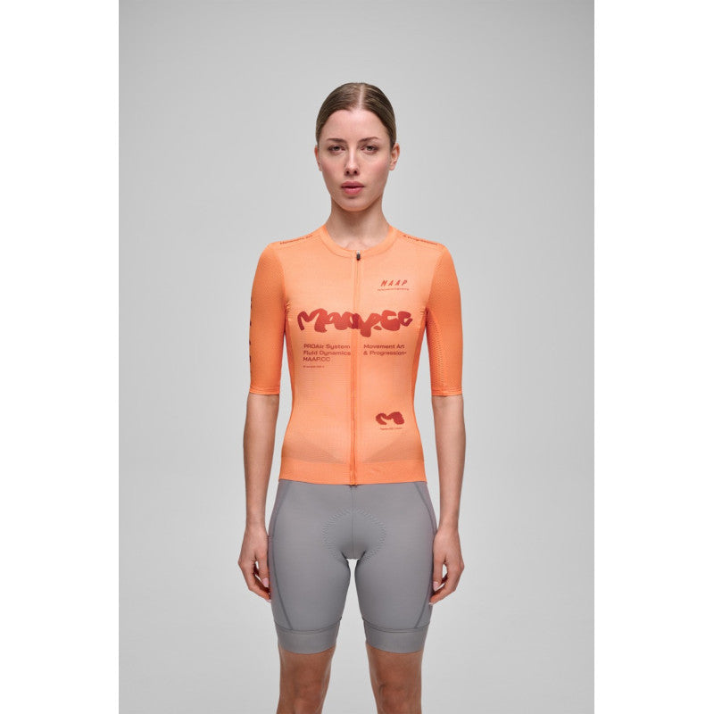 Maillot Corto Mujer Maap Strata Pro Air Jersey 3.0 en Sorbet, modelo, vista frontal #Color_Sorbet