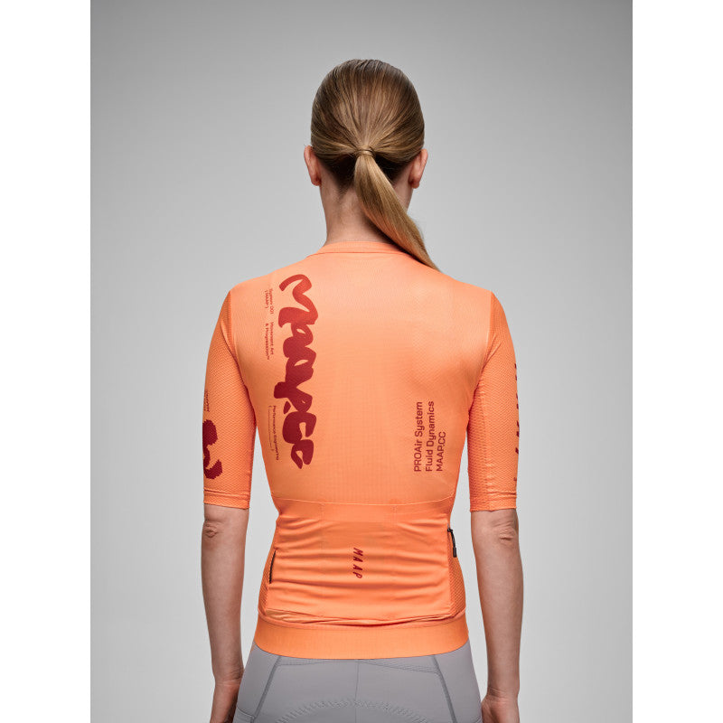 Maillot Corto Mujer Maap Strata Pro Air Jersey 3.0 en Sorbet, modelo, vista trasera #Color_Sorbet