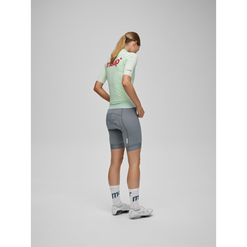 Maillot Corto Mujer Maap Training Jersey 2.0 en Misty Jade, modelo, vista trasera, cuerpo entero #Color_Misty Jade