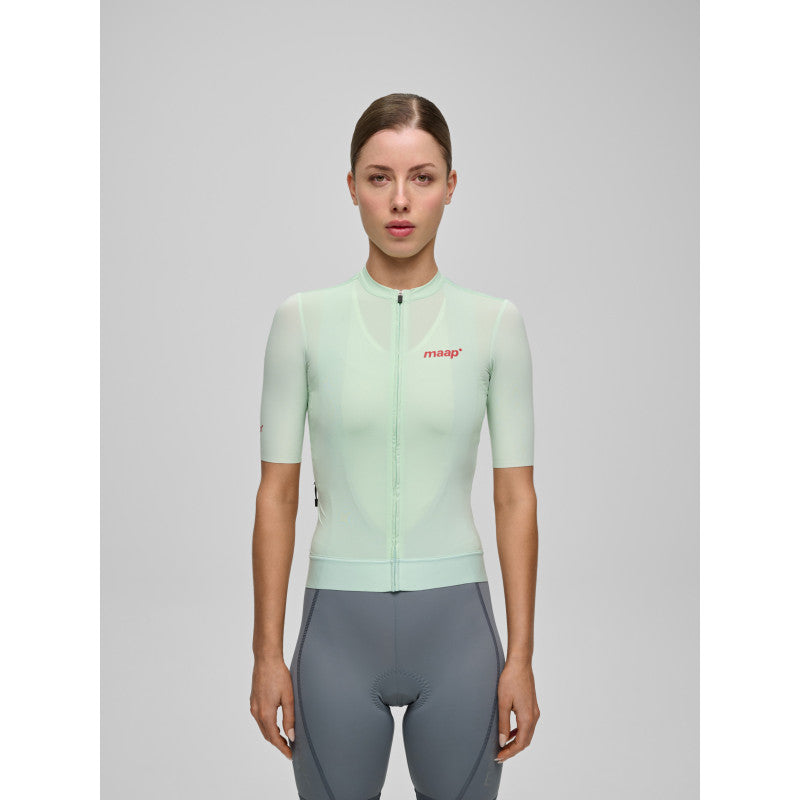 Maillot Corto Mujer Maap Training Jersey 2.0 en Misty Jade, modelo, vista frontal #Color_Misty Jade