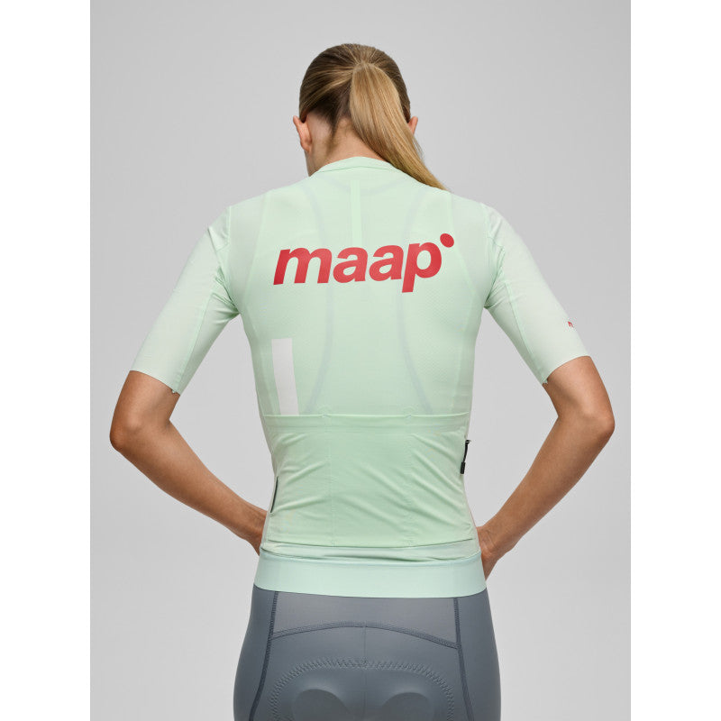 Maillot Corto Mujer Maap Training Jersey 2.0 en Misty Jade, modelo, vista trasera #Color_Misty Jade