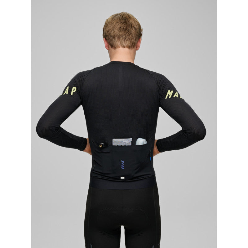 Maillot Largo Maap Apex Aeon LS Jersey en Negro, modelo, vista trasera o lateral #Color_Negro
