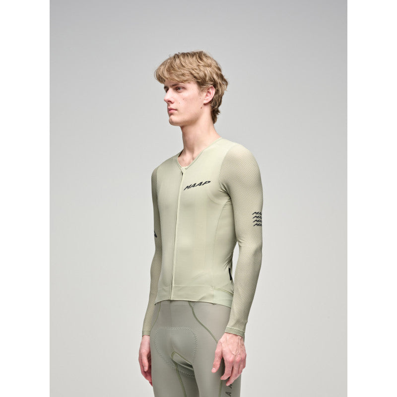 Maillot Largo Maap Emerge LS Jersey en Quicksand, modelo, vista frontal #Color_Quicksand