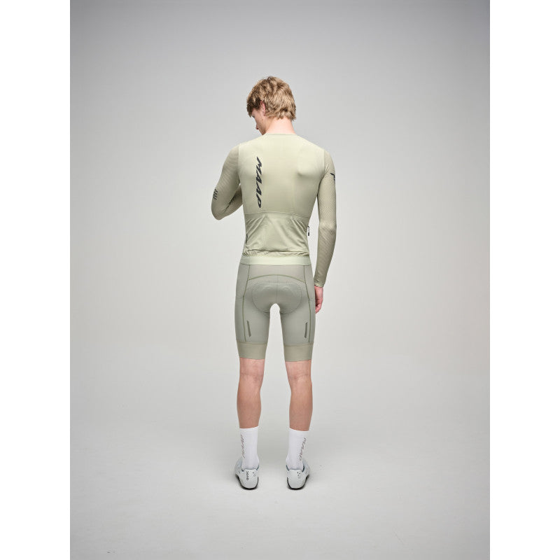 Maillot Largo Maap Emerge LS Jersey en Quicksand, modelo, vista trasera o lateral #Color_Quicksand