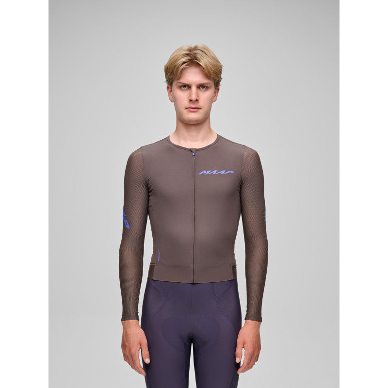 Maillot Largo Maap Emerge LS Jersey en Brown Umber, modelo, vista frontal #Color_Brown Umber
