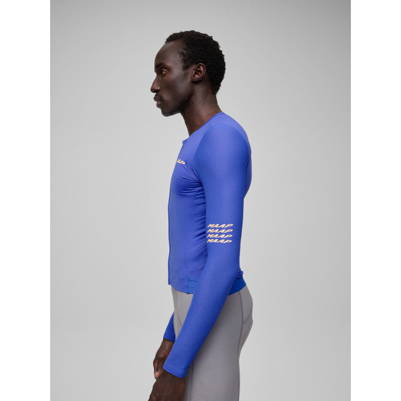 Maillot Largo Maap Emerge LS Jersey en Amparo Blue, modelo, vista trasera o lateral #Color_Amparo Blue