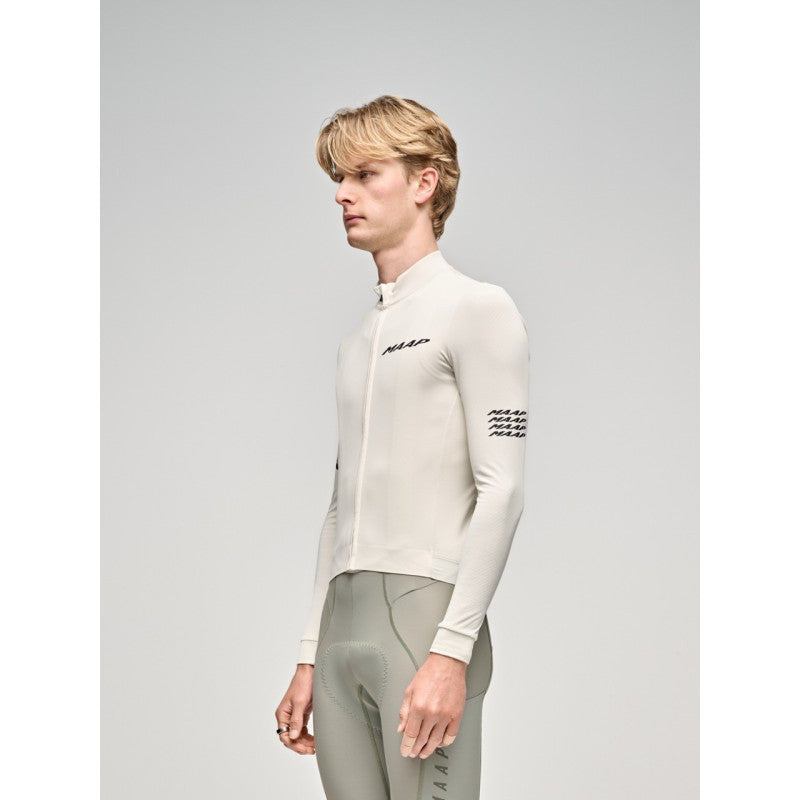 Maillot Largo Maap Emerge Thermal LS Jersey en Vapour, modelo, vista frontal #Color_Vapour