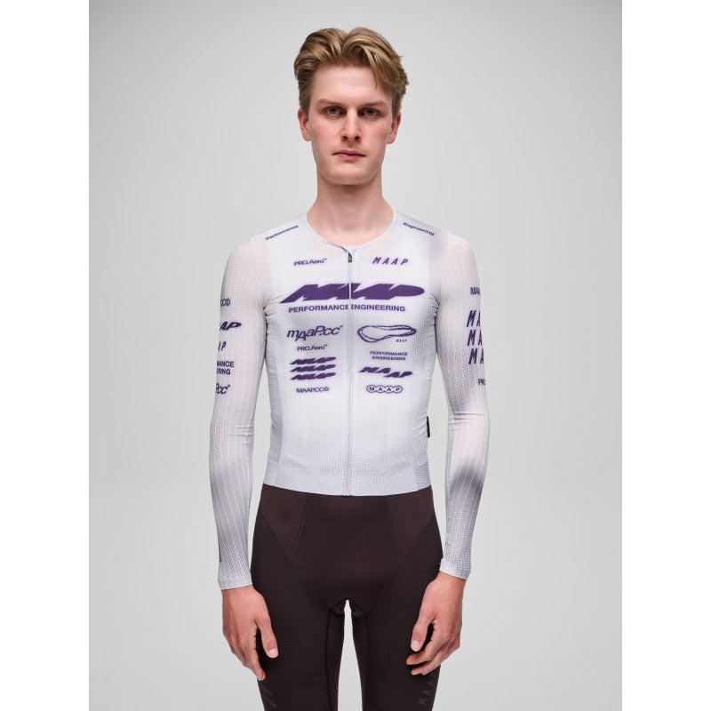 Maillot Largo Maap Pro Aero LS Jersey en Lunar Grey, modelo, vista frontal #Color_Lunar Grey