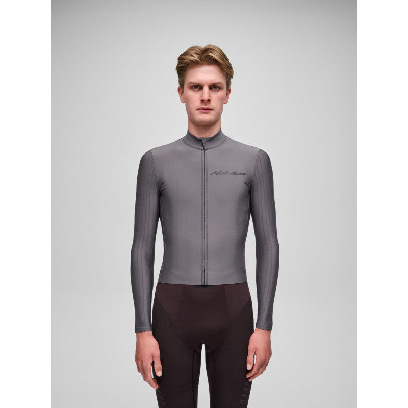 Maillot Largo Maap Pro Aero Thermal LS Jersey en Meteorite, modelo, vista frontal #Color_Meteorite