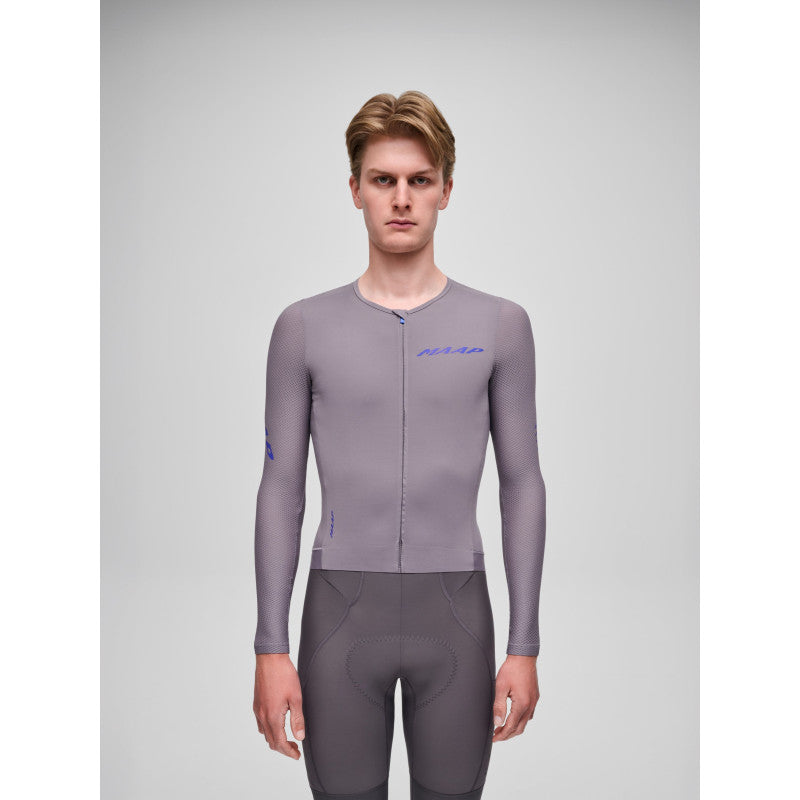 Maillot Largo Maap Pro Emerge LS Jersey en Antracita, modelo, vista frontal #Color_Antracita
