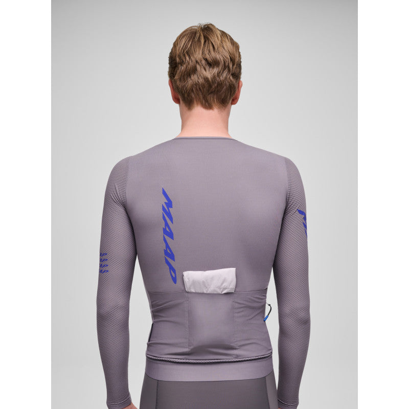 Maillot Largo Maap Pro Emerge LS Jersey en Antracita, modelo, vista trasera o lateral #Color_Antracita