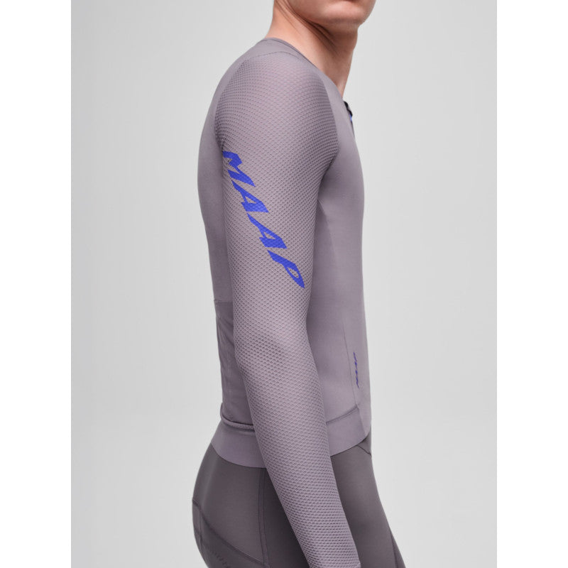 Maillot Largo Maap Pro Emerge LS Jersey en Antracita, modelo, vista trasera o lateral #Color_Antracita