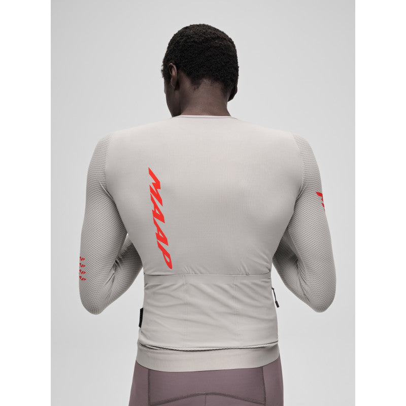 Maillot Largo Maap Pro Emerge LS Jersey en Crater, modelo, vista trasera o lateral #Color_Crater