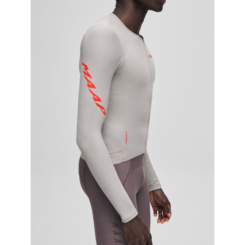 Maillot Largo Maap Pro Emerge LS Jersey en Crater, modelo, vista trasera o lateral #Color_Crater
