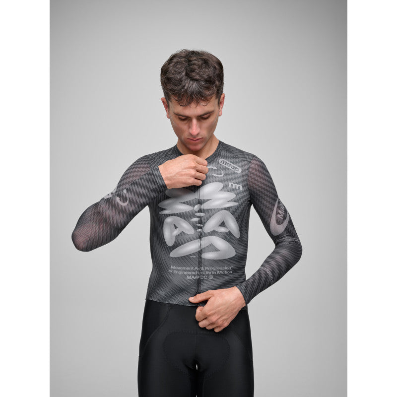 Maillot Largo Maap Spectrum Pro Air LS Jersey 3.0 en Carbon Black, modelo, vista frontal #Color_Carbon Black