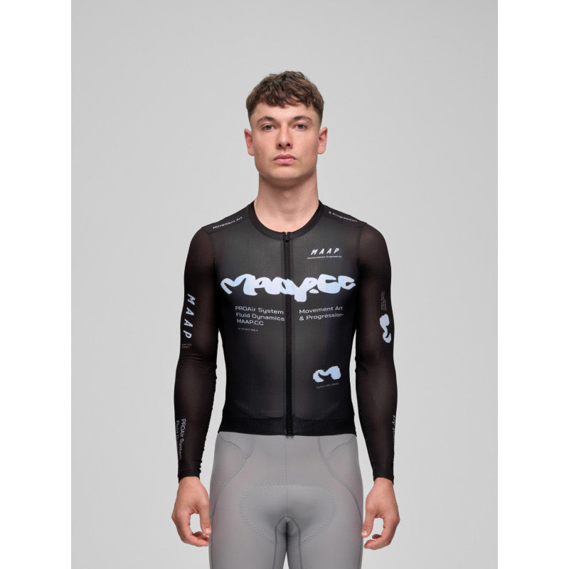 Maillot Largo Maap Strata Pro Air LS Jersey 3.0 en Dark Choc, modelo, vista frontal #Color_Dark Choc