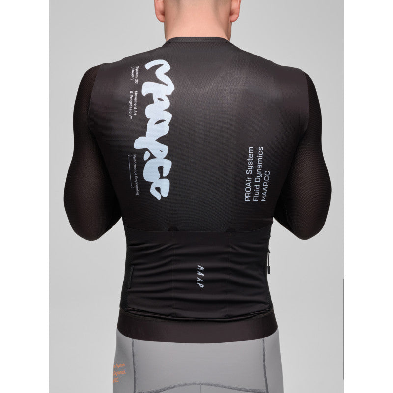 Maillot Largo Maap Strata Pro Air LS Jersey 3.0 en Dark Choc, modelo, vista trasera o lateral #Color_Dark Choc