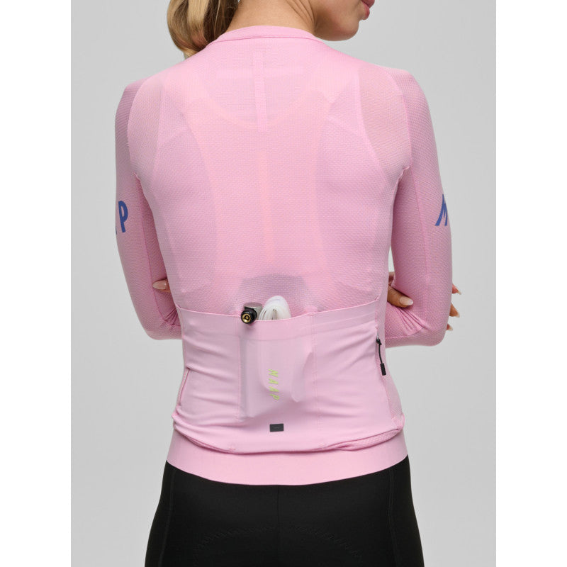 Maillot Largo Mujer Maap Apex Aeon LS Jersey en Musk, modelo, vista trasera o lateral #Color_Musk