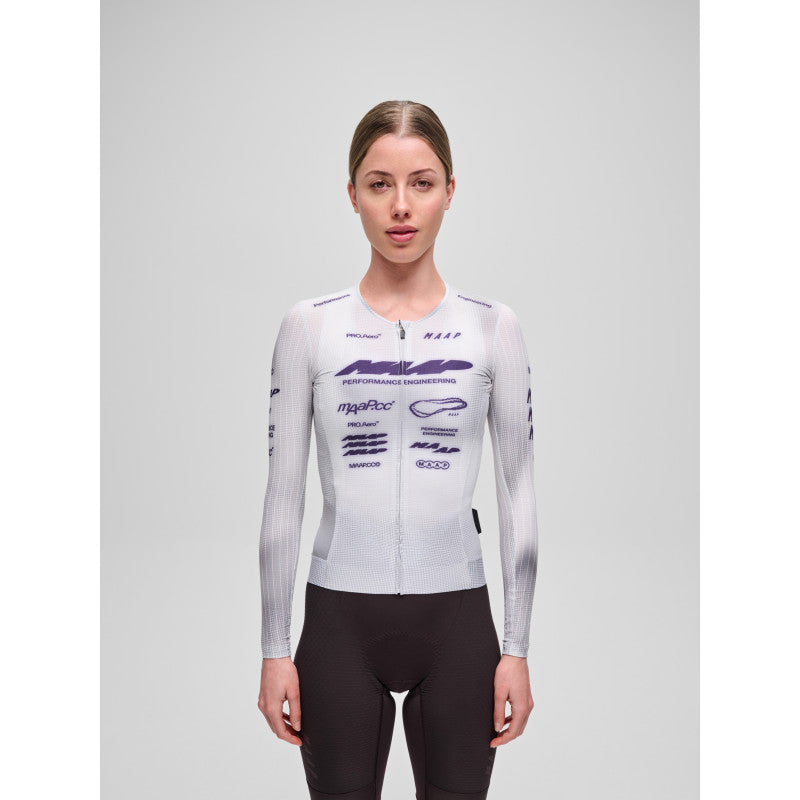 Maillot Largo Mujer Maap Pro Aero LS Jersey en Lunar Grey, modelo, vista frontal #Color_Lunar Grey