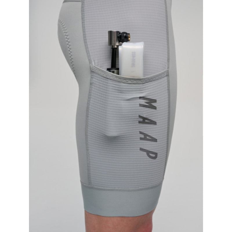 Culotte Corto Maap Alt Road Cargo Bib 2.0 en Graystone, modelo, vista trasera o lateral #Color_Graystone