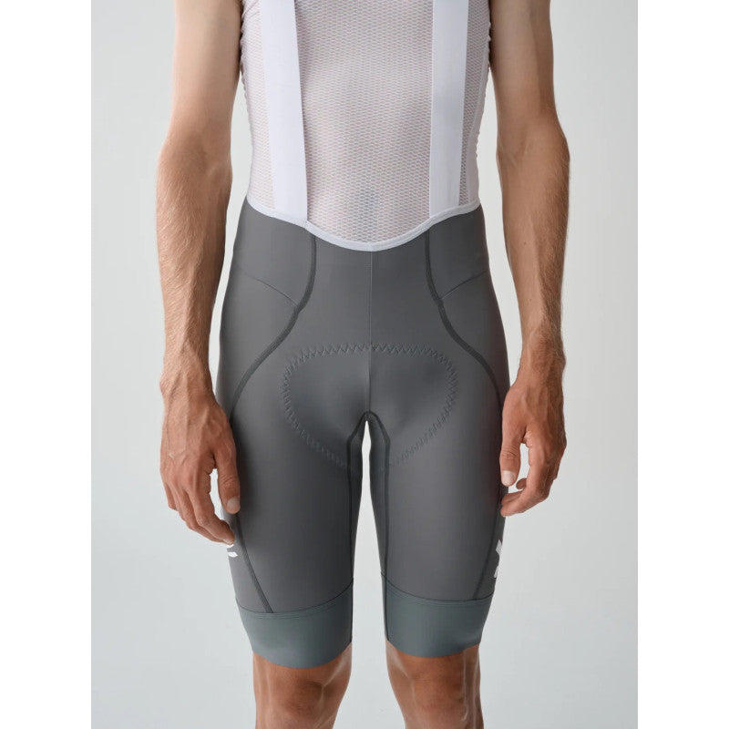 Culotte Corto Maap Jayco Alula GreenEDGE Team Bib Evo en Shadow/White, modelo, vista frontal #Color_Shadow/White