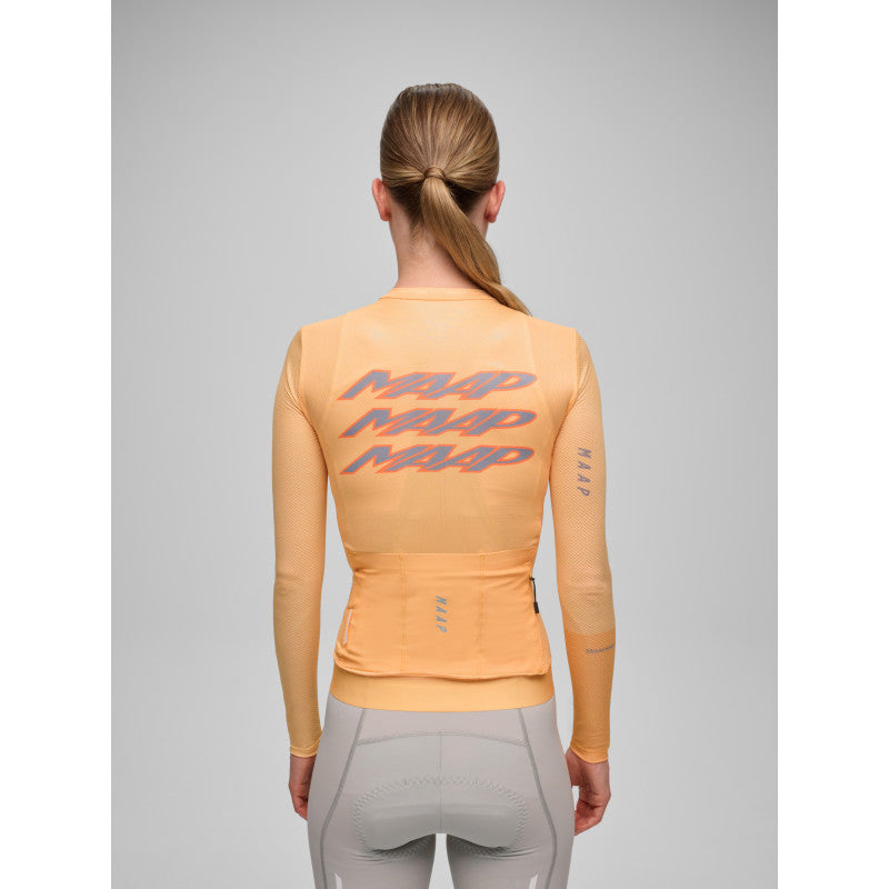 Maillot Largo Mujer Maap Pulse Pro Air LS Jersey en Shadow Melon, modelo, vista trasera o lateral #Color_Shadow Melon