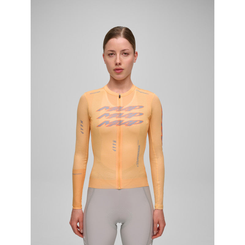 Maillot Largo Mujer Maap Pulse Pro Air LS Jersey en Shadow Melon, modelo, vista frontal #Color_Shadow Melon