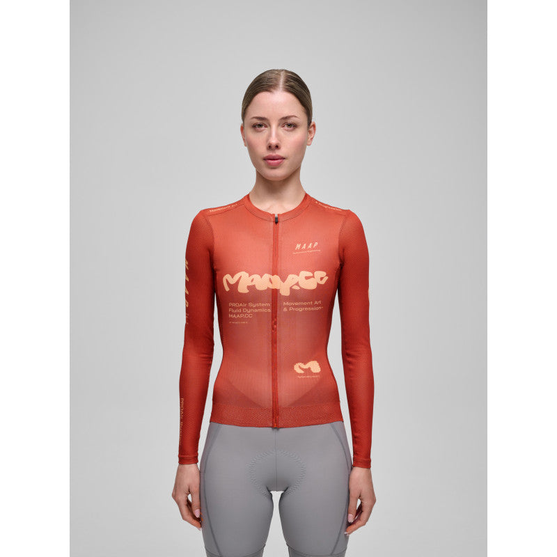 Maillot Largo Mujer Maap Strata Pro Air LS Jersey 3.0 en Picante, modelo, vista frontal #Color_Picante