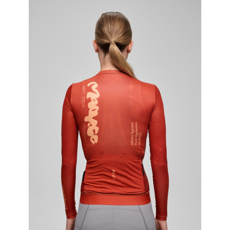 Maillot Largo Mujer Maap Strata Pro Air LS Jersey 3.0 en Picante, modelo, vista trasera o lateral #Color_Picante