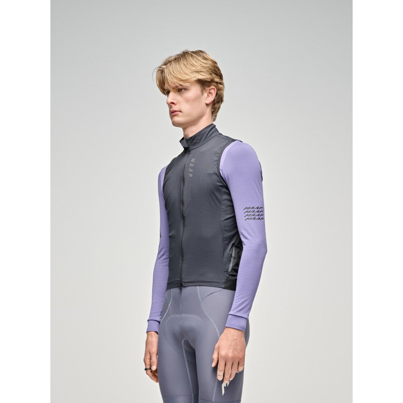 Chaleco Maap Flow Vest en Negro Azabache, modelo, vista frontal #Color_Negro Azabache