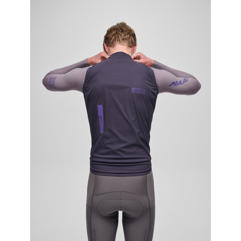 Chaleco Maap Pro Atmos Vest en Deep Navy, modelo, vista trasera #Color_Deep Navy
