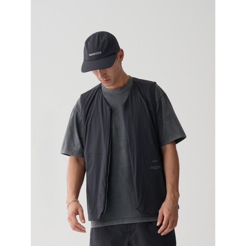 Chaleco Maap Transit Insulated Vest en Negro, modelo, vista frontal #Color_Negro