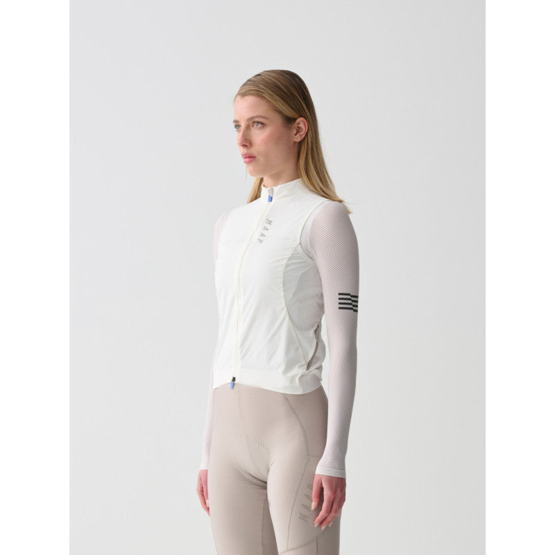 Chaleco Mujer Maap Flow Vest en Blanco Óptico, modelo, vista frontal #Color_Blanco Óptico