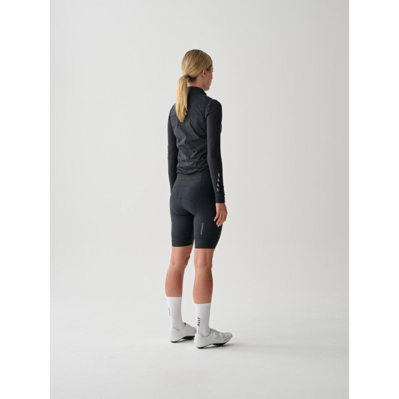 Chaleco Mujer Maap Flow Vest en Negro Azabache, modelo, vista trasera #Color_Negro Azabache