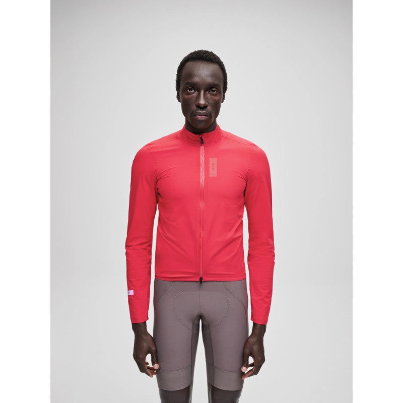 Chaqueta Maap Pro Atmos Jacket en Carmine, modelo, vista frontal #Color_Carmine