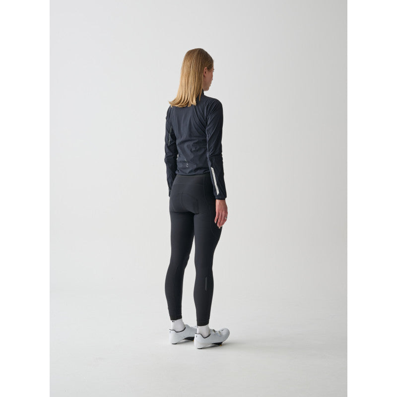 Chaqueta Mujer Maap Flow Jacket en Negro Azabache, modelo, vista trasera #Color_Negro
