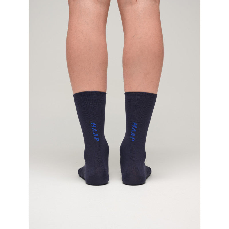 Calcetines Maap Team Sock en Profundo, modelo, vista trasera #Color_Profundo