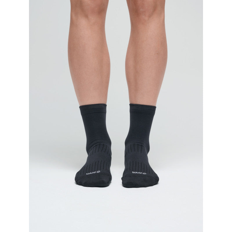 Calcetines Maap Team Sock - Short en Negro, modelo, vista frontal #Color_Negro
