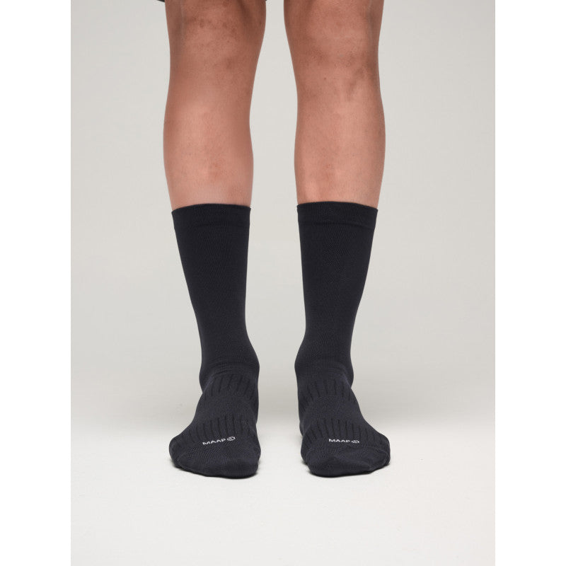 Calcetines Maap Team Sock - Long en Negro, modelo, vista frontal #Color_Negro