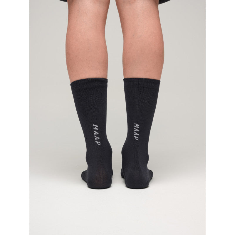 Calcetines Maap Team Sock - Long en Negro, modelo, vista trasera #Color_Negro