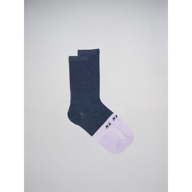 Calcetines Maap Team Merino Sock en Carbon Blue / Thistle, producto, vista frontal #Color_Carbon Blue / Thistle