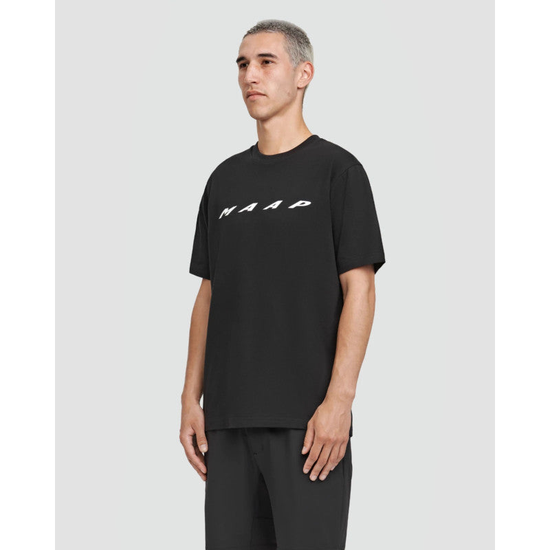 Camiseta Maap Evade Tee en Negro, modelo, vista frontal #Color_Negro